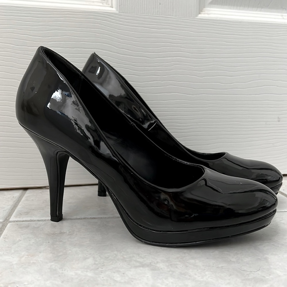 Size 8, Chelsea Moreland Black 3” heels